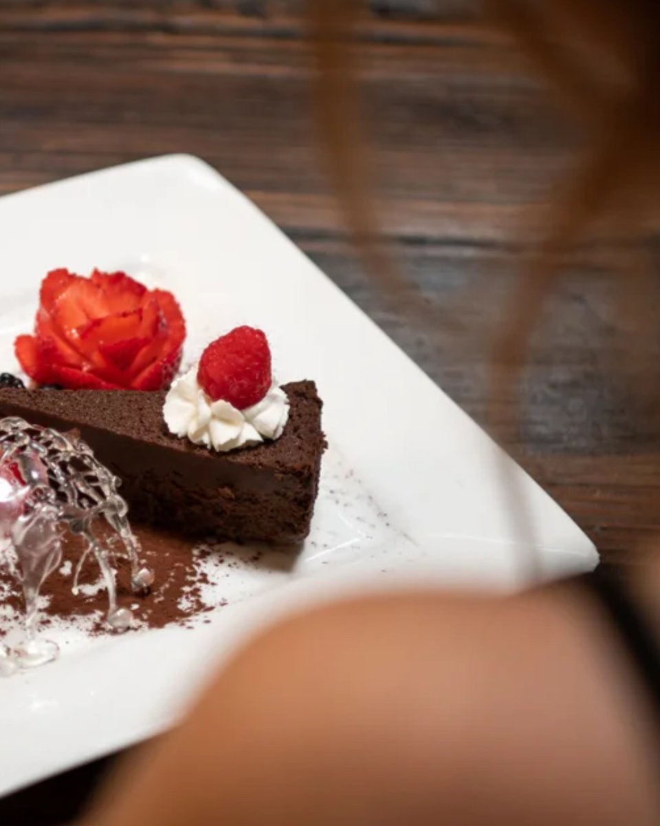 MAMASMEATBALL's tweet photo. The best bite comes last. 🍰 https://t.co/gu0uE4R9rY
