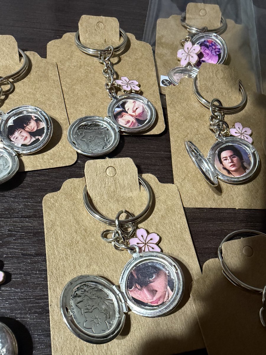 micatomaselli's tweet photo. Casi listos mis freebies ot7 y del jikook. Me hicieron laburar armys de mierda!  Nos vemos el 24 😘💜 https://t.co/tcW6HtFTvL