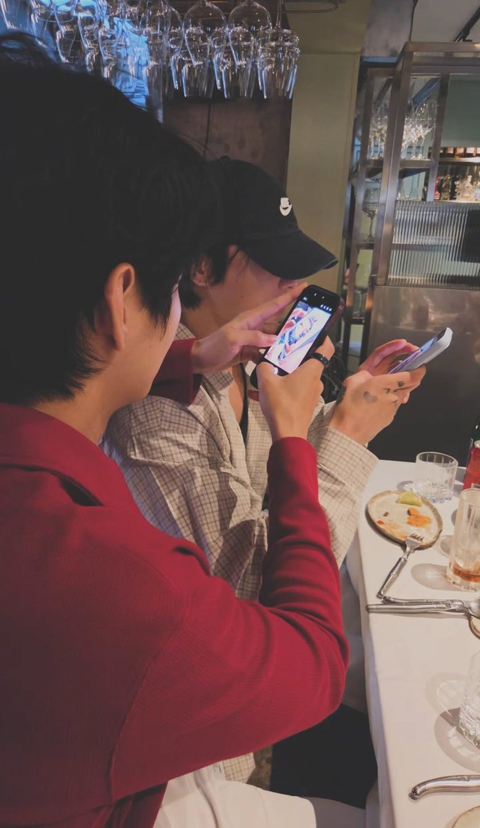 lesbianbutchkoo's tweet photo. taehyung loves capturing jungkook when he's taking pics of food or the view https://t.co/N0UfqXXOeZ