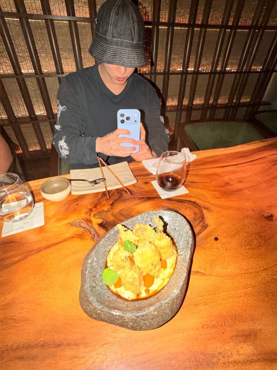 lesbianbutchkoo's tweet photo. taehyung loves capturing jungkook when he's taking pics of food or the view https://t.co/N0UfqXXOeZ