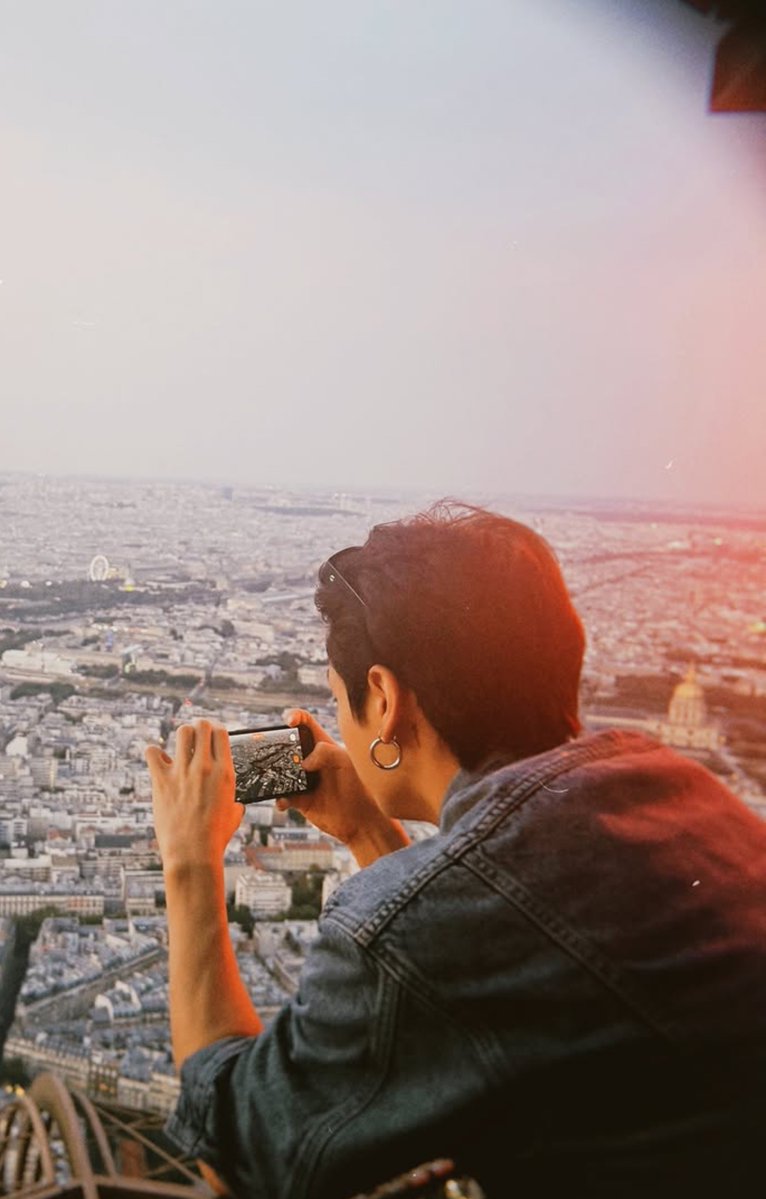 lesbianbutchkoo's tweet photo. taehyung loves capturing jungkook when he's taking pics of food or the view https://t.co/N0UfqXXOeZ