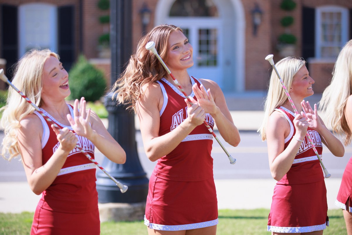 UofAlabama's tweet photo. #TodayAtUA we kicked off our annual @unitedway campaign, where students are taking an active role in leading the charge! SGA’s student-led efforts have already raised more than $25K, surpassing their original goal for student giving 👏 More: https://t.co/KlZ8pTTmnm https://t.co/rF85YpRpZG