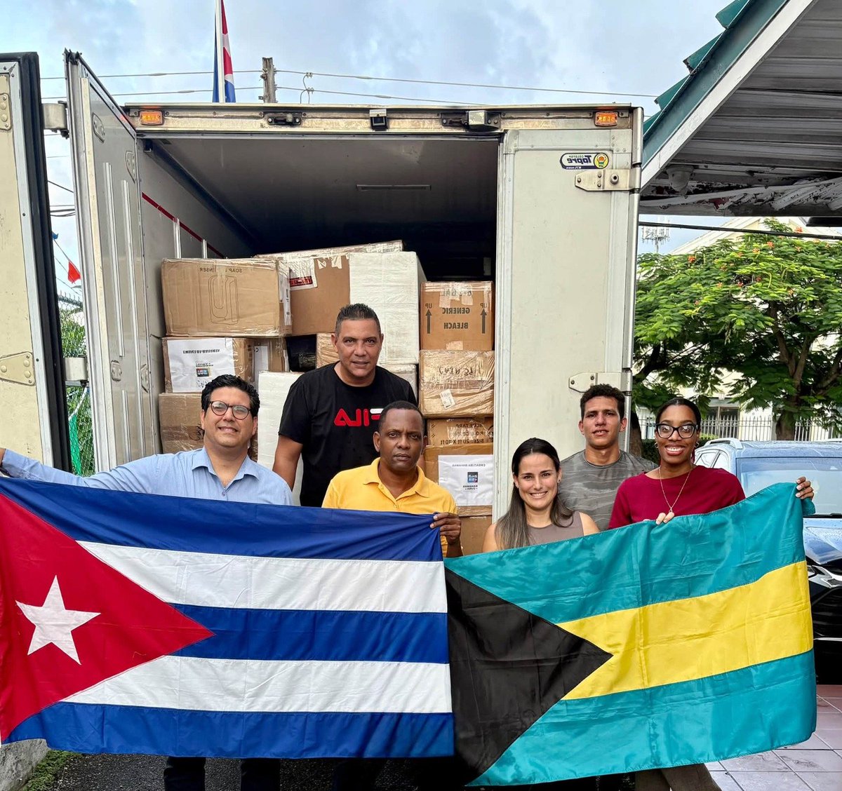 CubaMINREX's tweet photo. Una donación de medicamentos oncológicos e insumos médicos procedente de las Bahamas 🇧🇸 arribó a Cuba. 

Se trata del segundo envío al Instituto Nacional de Oncología y Radiobiología, destinado a apoyar la atención de pacientes oncológicos. 

🔗https://t.co/44stV7Xm95 https://t.co/gFtVTmHedh