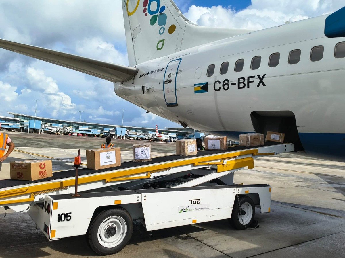 CubaMINREX's tweet photo. Una donación de medicamentos oncológicos e insumos médicos procedente de las Bahamas 🇧🇸 arribó a Cuba. 

Se trata del segundo envío al Instituto Nacional de Oncología y Radiobiología, destinado a apoyar la atención de pacientes oncológicos. 

🔗https://t.co/44stV7Xm95 https://t.co/gFtVTmHedh