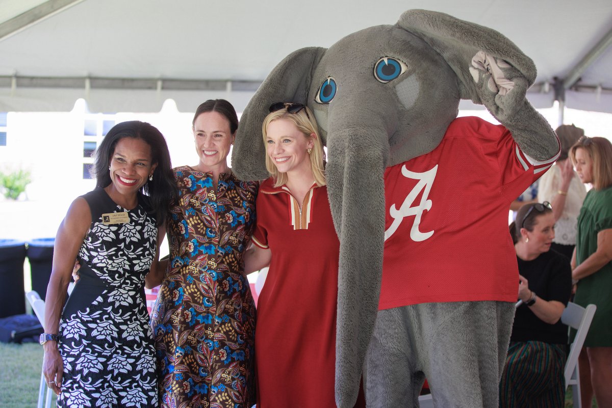 UofAlabama's tweet photo. #TodayAtUA we kicked off our annual @unitedway campaign, where students are taking an active role in leading the charge! SGA’s student-led efforts have already raised more than $25K, surpassing their original goal for student giving 👏 More: https://t.co/KlZ8pTTmnm https://t.co/rF85YpRpZG