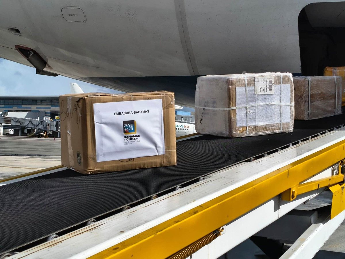 CubaMINREX's tweet photo. Una donación de medicamentos oncológicos e insumos médicos procedente de las Bahamas 🇧🇸 arribó a Cuba. 

Se trata del segundo envío al Instituto Nacional de Oncología y Radiobiología, destinado a apoyar la atención de pacientes oncológicos. 

🔗https://t.co/44stV7Xm95 https://t.co/gFtVTmHedh