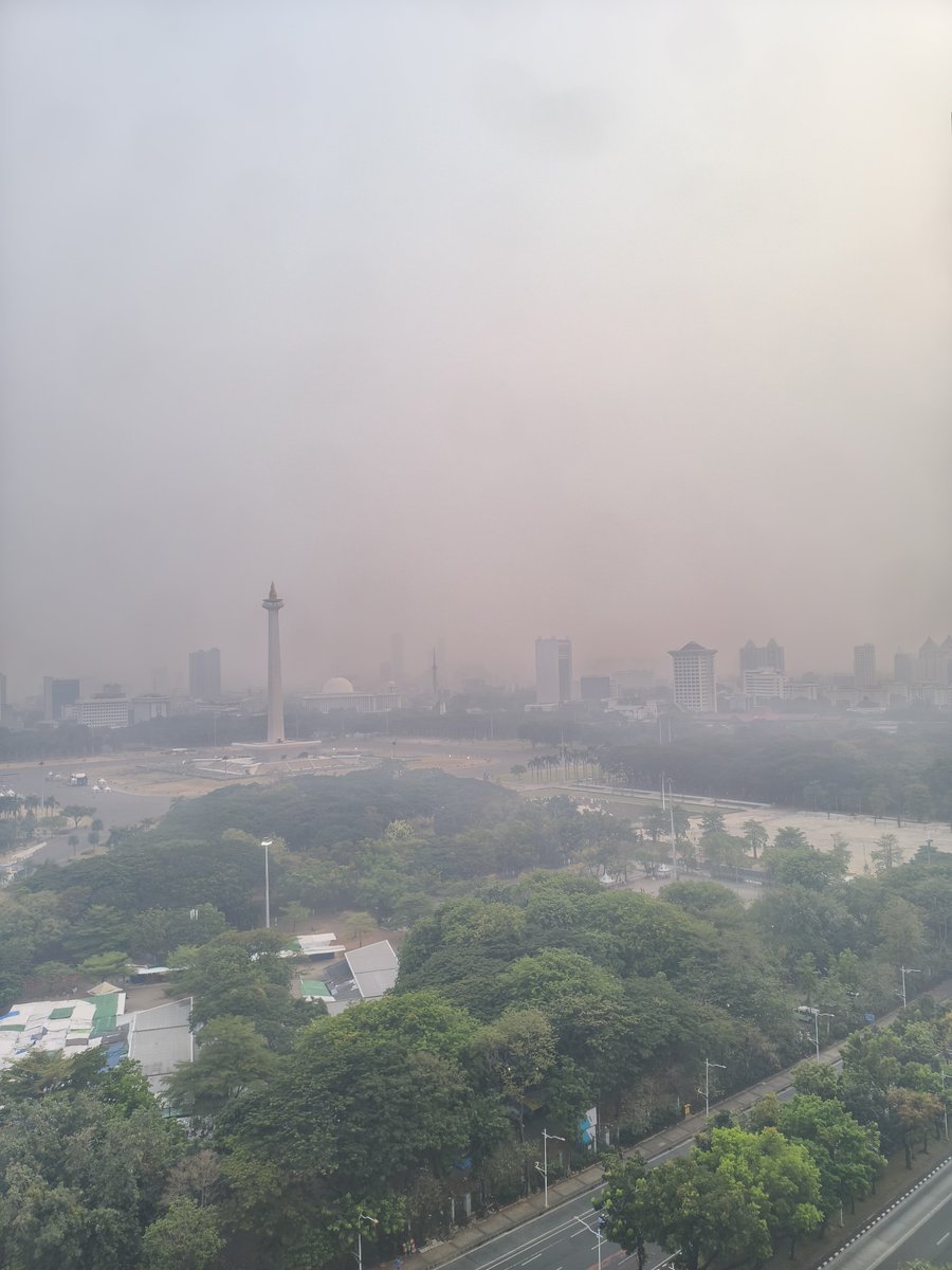goPuudd's tweet photo. Kondisi jakarta pagi ini : 

Berkabut ❌
Polusi ❌
Efek karhutla ✅ https://t.co/HW34AKGIlx
