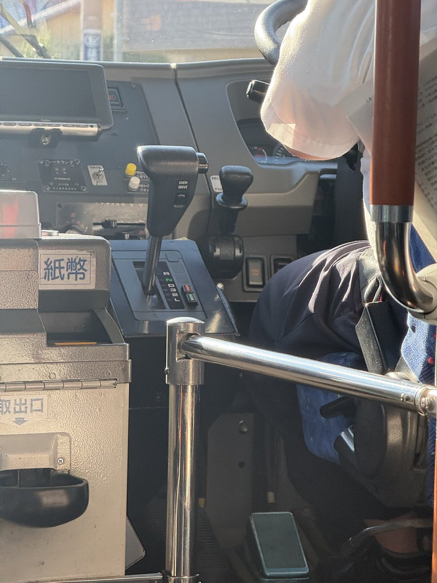 satohmaguro's tweet photo. おはようございます

Jバスっていろんなパーツを寄せ集めて設計するけど
このATシフトって80年代のトヨタ車のイメージだけど
昔から同じ金型で成形してるのかな？とか思ってしまう https://t.co/C6DaSj9pI8