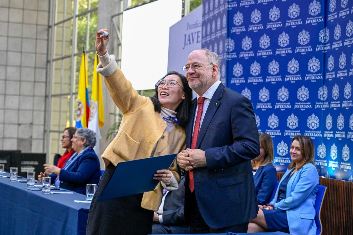 RectorJaveriana's tweet photo. Ser reconocidos como la universidad con mejor reputación de Colombia es un gran orgullo y, al mismo tiempo, una gran responsabilidad.

Es la expresión de una confianza que se construye todos los días con el compromiso de una comunidad que, desde las aulas, las regiones, las oficinas, las preguntas y las conversaciones aporta a la construcción de país desde la educación. 

Ocupar el primer lugar del sector Educación–Universidades en Merco Empresas Colombia 2026 nos invita a seguir cuidando esa confianza y a renovarla en cada decisión, cada relación y cada forma de servir.

Gracias a toda la Comunidad Javeriana por hacer posible, desde sus distintos lugares y responsabilidades, una Universidad que busca servir más y mejor a la sociedad.