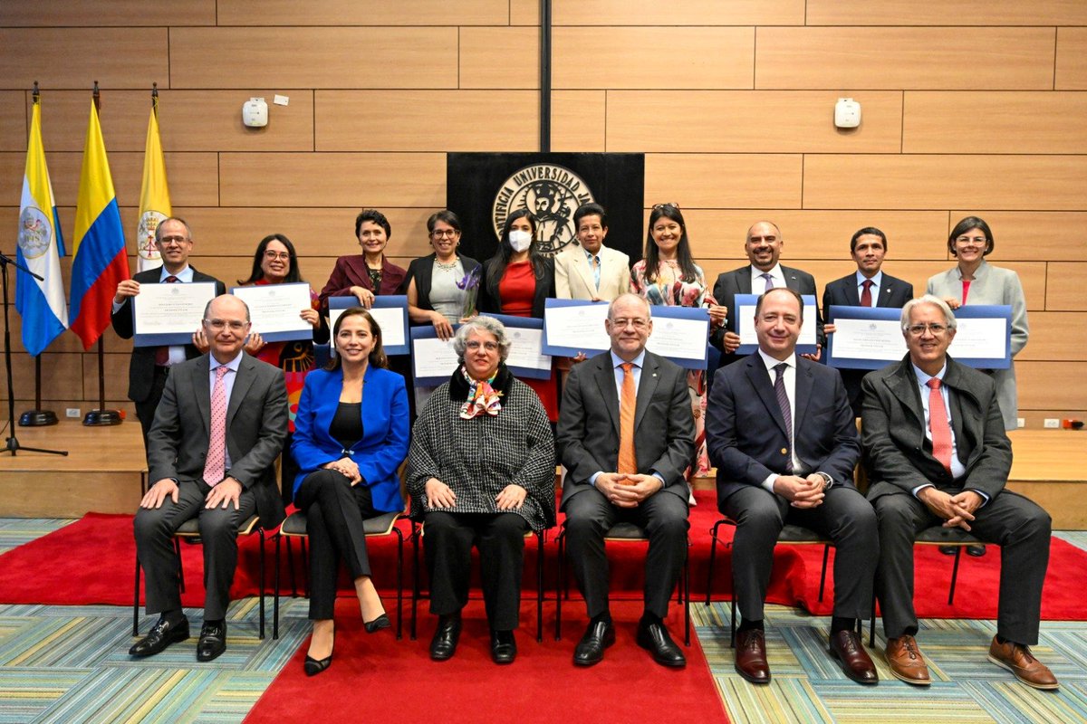 RectorJaveriana's tweet photo. Ser reconocidos como la universidad con mejor reputación de Colombia es un gran orgullo y, al mismo tiempo, una gran responsabilidad.

Es la expresión de una confianza que se construye todos los días con el compromiso de una comunidad que, desde las aulas, las regiones, las oficinas, las preguntas y las conversaciones aporta a la construcción de país desde la educación. 

Ocupar el primer lugar del sector Educación–Universidades en Merco Empresas Colombia 2026 nos invita a seguir cuidando esa confianza y a renovarla en cada decisión, cada relación y cada forma de servir.

Gracias a toda la Comunidad Javeriana por hacer posible, desde sus distintos lugares y responsabilidades, una Universidad que busca servir más y mejor a la sociedad.