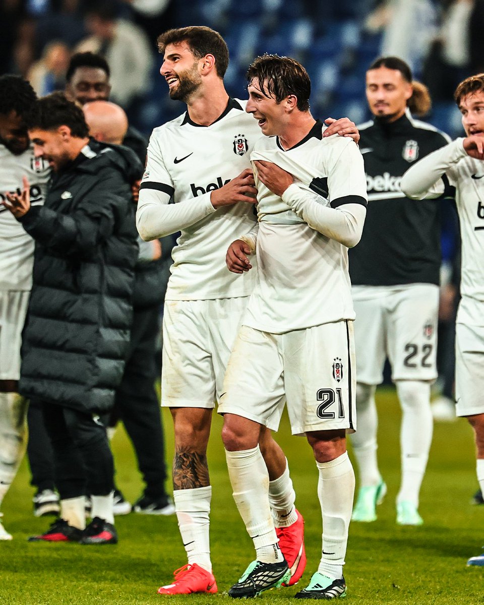 AkdagUmit50's tweet photo. Beşiktaş formasıyla ilk maçıma Avrupa sahnesinde çıkmak benim için çok özeldi.

Daha yolun başındayız, gidilecek çok deplasman var. 🦅🖤🤍 @Besiktas https://t.co/TrjRBoKwzd