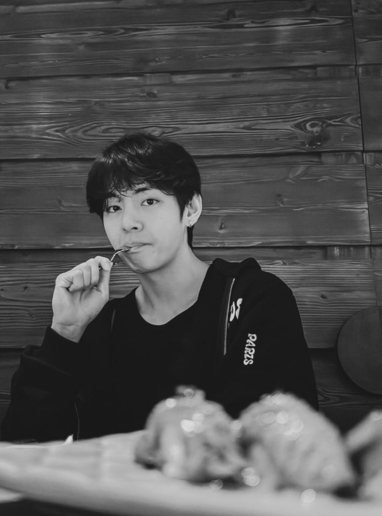 BTSVChartData's tweet photo. Taehyung via Jk IG 

https://t.co/fZN7kfsXj6 https://t.co/cWQ4FwQMtC