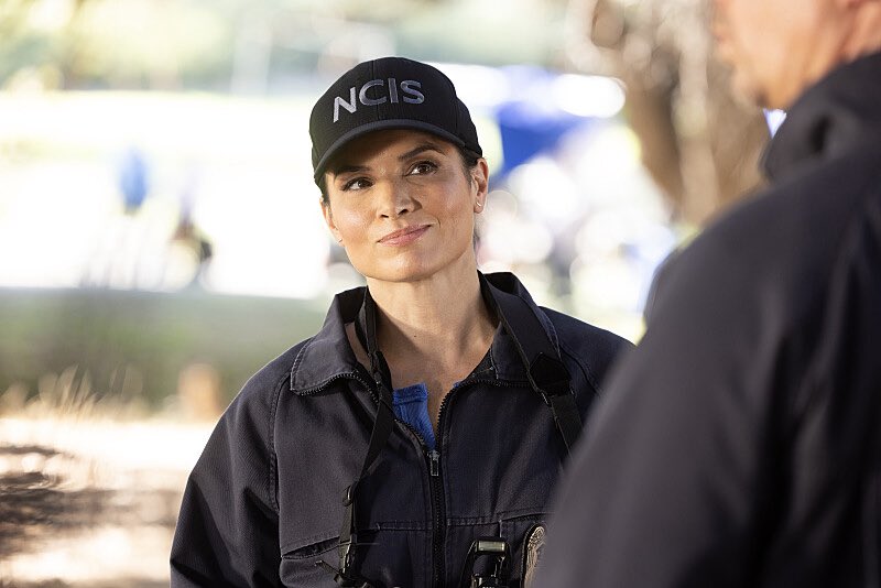 NCISVerseAlerts's tweet photo. #NCIS Season 24 Episode 4 "Like and Subscribe" Promo Pictures

When a sailor moonlighting as a contestant on an online game show turns up murdered, the team discovers his death has nothing to do with the show’s prize money. Also, Tony faces a threat far more intimidating than any killer.

via Paramount Press Expresses