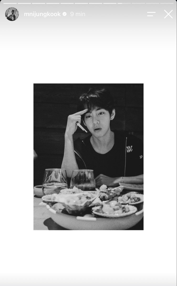 goolilas's tweet photo. O JUNGKOOK POSTANDO UMA SEQUÊNCIA DE FOTOS DO TAEHYUNG NOS STORYS MEU DEUS, NINGUÉM NUNCA VAI PARAR ESSE HOMEM APAIXONADO https://t.co/XhFvfCCYIU