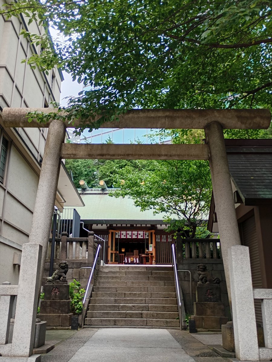 Fridge_0_Empty's tweet photo. 「龍土神明宮 天祖神社」港区
創建:南北朝1384年⛩️祭神:天照大御神/伊邪那岐命/伊邪那美命🙏
名の由来は､品川沖から毎夜､龍が飛来し神前の松に御灯明を献じた"龍灯"の故事から→旧地名"龍土"💡🐲🐉
尚､御朱印や御守りの他､神社の至る所で使われる巴紋(三つ巴)がこの神社唯一のもので一見の価値有🎰 https://t.co/MsHe0PFPOs