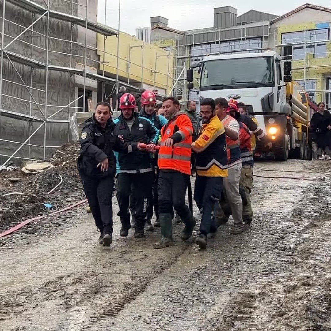 ibbhaberr's tweet photo. İstanbul'da etkili olan şiddetli yağışın ardından bir acı haber de Beykoz'dan geldi.

Beykoz'daki bir inşaatta, yağış nedeniyle kuyuya biriken suyun tahliyesi için çalışan Faik Şentürk, kuyuya düşerek hayatını kaybetti.

Şentürk'ün ölümüyle birlikte İstanbul'da sağanakla bağlantılı olarak bildirilen can kaybı sayısı 4'e yükseldi.