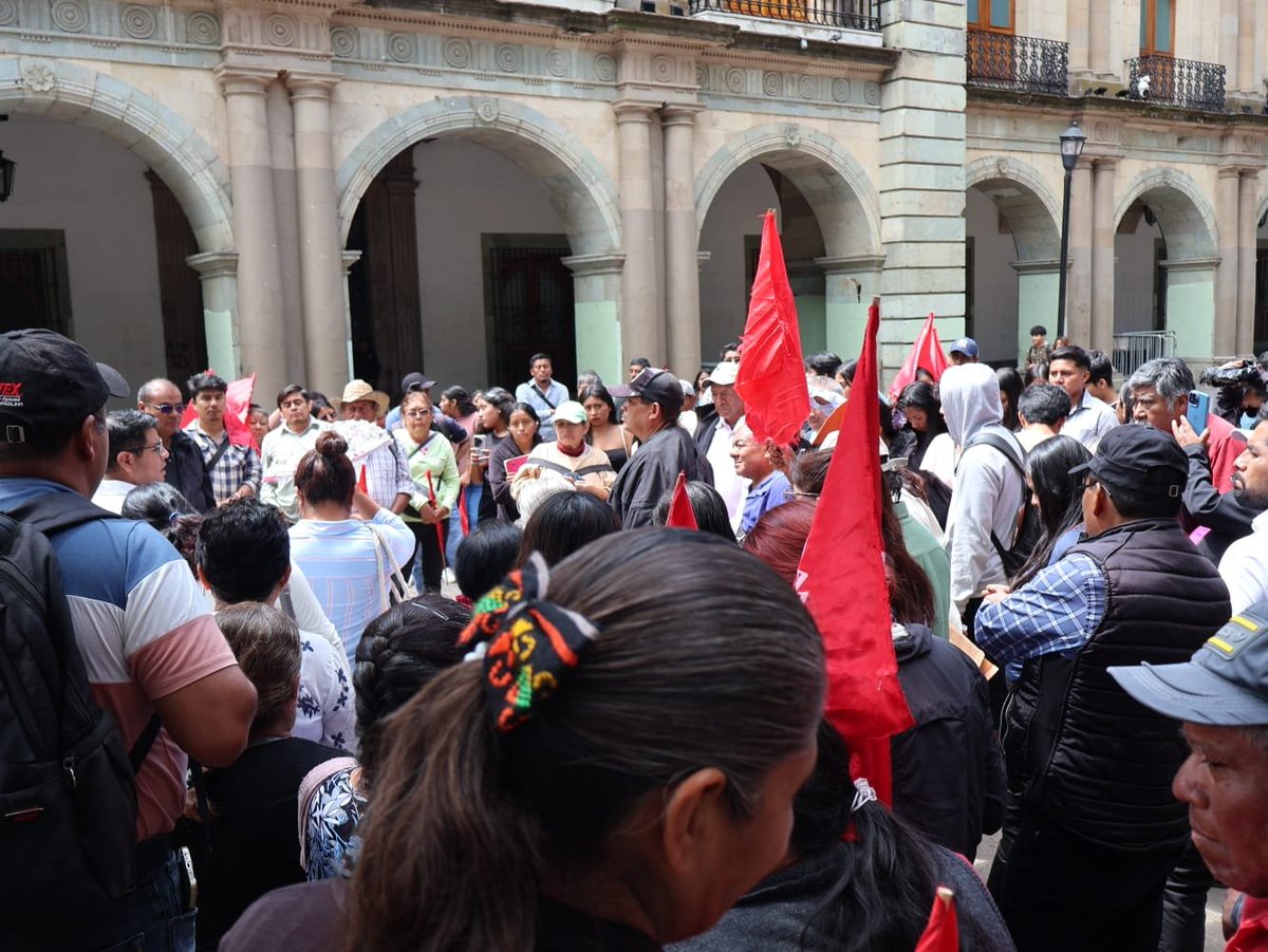 SorayaCordovaM's tweet photo. Las reuniones sin resultados solo demuestran la insensibilidad de funcionarios como @JesuseRomeroL. Ante la falta de avances, la comisión de @AntorchaOaxaca exige ser atendida directamente por el gobernador @salomonj.

​#AudienciaGobernadorDeOaxaca #SalomónJara https://t.co/AHbCoTfyoR