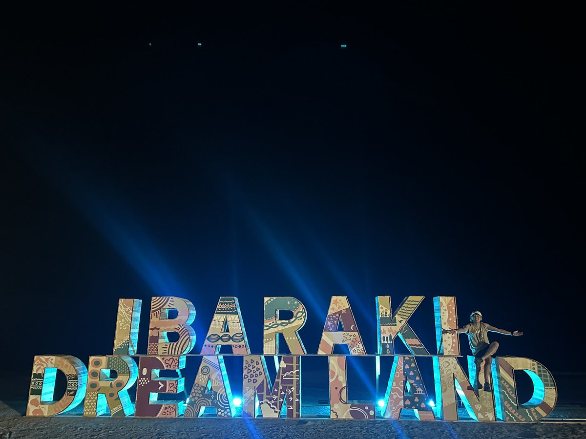 yutoadachi's tweet photo. 【ドリームランド2026ご来場の皆様へ】
いよいよ今週末！
明日から。
IBARAKI DREAM LAND2026
開幕しますね。
ここから本番が終わるまでさらにバタバタになると思うので、少しだけ今年も開催前に僕の想い文字に残しておきます。

改めてまずは本当にいつも熱く温かい応援や愛をありがとうございます。
今このツイートを見てるあなたの日頃の応援がなかったらまず、毎年こんな数万人規模でのフェスをここ茨城県で主催や開催出来ていません。
感謝の気持ちでいっぱいです。
どんどん茨城県でファミリーやオレンジ畑も自然と広がってきていて毎回胸がいっぱいになります。
皆さんは僕の誇りです。
心からありがとうございます。

僕がファンの方々なんてほぼいなかった18歳〜20歳の頃僕がオーディションなどに落ちまくってた時に、ずっと茨城県で夢を誰かに届ける人になりたくて。街が少しでも盛り上がってくれて世代問わず沢山の人が夢に触れてくれる機会をいつか作りたいと夢見て、無我夢中で画用紙に描いてずっと当時のアパートの壁に貼って、「いつか必ず茨城を盛り上げるフェスをつくる」と何度も挫折しそうな時も、絶対そんなの無理だと言われた時も、諦めず眺めていた一枚の絵がこのIBARAKI DREAM LANDでした。
その一人の夢だった絵が、2024年、沢山の出会いとご協力のおかげで初開催する事が出来て、開催以来、毎年沢山の方々が集い会場中に笑顔がどのエリアや場所でも生まれるフェスに成長してきました。
沢山の人の夢が集まるフェスです。
アーティストも、声優も、俳優も、タレントも、いばらき大使も、大道芸も、出店者も、支えてくださってるスタッフも、ボランティアも、ご協賛者様も、行政も、そして何よりご来場される皆様全員が2日間のドリームランドに集結する舞台やミュージカルのような、テーマパークのようなフェスです。
森をテーマにした笠間、海をテーマにした阿字ヶ浦海岸。
毎年約2万人が集まるイベントへと成長してきました。
そして今もなお沢山の方々の愛で年々パワーアップしてる気がします。

茨城を盛り上げようと集まってくださる各界で活躍中の出演者の皆様。いばらき大使の皆様。そして地元の皆様。
このドリームランドを共に作るために熱く想いで組んでくださっているご協賛企業やご協賛者の皆様。
いつも共にランドを笑顔で温かく盛り上げてくださる出店者の皆様。
見えないところでランドを支えてくださるスタッフ、ボランティアの皆様。
この日を楽しみに待っていてくださるご来場者の皆様。
そして、いつも応援してくれるファンの皆様。

毎年予算は0からお家建っちゃうくらいの運営資金をかけて毎年この二日間の為に、沢山の方々が愛を注いでくださっている夢のようなフェスです。

このイバラキドリームランドは500円(中学生まで無料)の入場料、ご協賛金、出店料、公式グッズの売上、ビアガーデンの売上のみでこのランドが誕生しています。
そのすべてがこのイベントを作っています。

だから当日今年もランド内で沢山楽しんで、ステージもグッズも美味しいもの、おしゃれなもの、ビアガーデンや、ワークショップも新たな茨城の魅力を発見してみてください。

毎年ご協賛企業も少しずつ増えてくださっていて感謝で胸がいっぱいになります。

天気が毎年不安ですが、二日間とも今年は晴天予報。

晴れ、本当に嬉しい。

365日。

一人ひとりの想いが重なって、
今のドリームランドがあります。

夢は、一人では叶えられない。

誰かが信じてくれて、
誰かが力を貸してくれて、
誰かが一緒に笑って泣いてくれるから、
夢は少しずつ現実になっていく。

そう僕は思ってます。

このフェスには、たくさんの夢と愛が詰まっています。

茨城から全国へ。
いつか茨城から世界へ。

この景色を、もっと大きくしたい。
この場所から、誰かの人生が変わる瞬間をつくりたい。

そしていつか、このフェスがあってよかった、この場所に出会えてよかった、そうドリームランドに触れてくれた誰かが思ってもらえる場所にしたい。

このフェスを背負う一人としてそう思ってます。

今週末、またみんなで夢の続きを始めましょう。

IBARAKI DREAM LAND。

これは僕だけの夢じゃない。

みんなでつくる、みんなの夢です。

あなたの夢です。

茨城から、最高の景色を。

今週末、笠間で待ってます！！

ステージだけでなく会場中走り回ってますので気軽に声かけてくださいね。

最後に、フィナーレの1000人合唱で歌うFAN⭐︎FAREという曲です。
https://t.co/31nNd9xjRq

僕のサウンドプロデューサーの芳賀さんに、数年前のあの日、ドリームランド開催の夢を目の前で語った姿を歌にしてくれました。

あなたの心の中にこの二日間が残れば嬉しいです。

今年も夢見にいきましょう！

応援よろしくお願いします！

IBARAKI DREAM LAND
総合プロデューサー
いばらき大使　
安達勇人