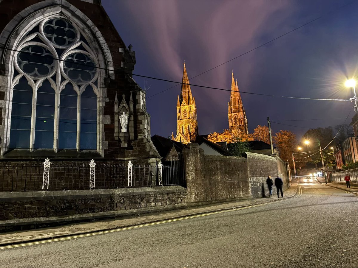 ThisIsIreland3's tweet photo. Night falls over the spires of Saint Fin Barre's Cathedral ⛪ Illuminated spires piercing the night sky ⛪✨

📍Cork City - Ireland 🇮🇪

📸 Taylor Steve

#Cork #Ireland #Cathedral #Night #Corkcity https://t.co/4Ky24RJVsM