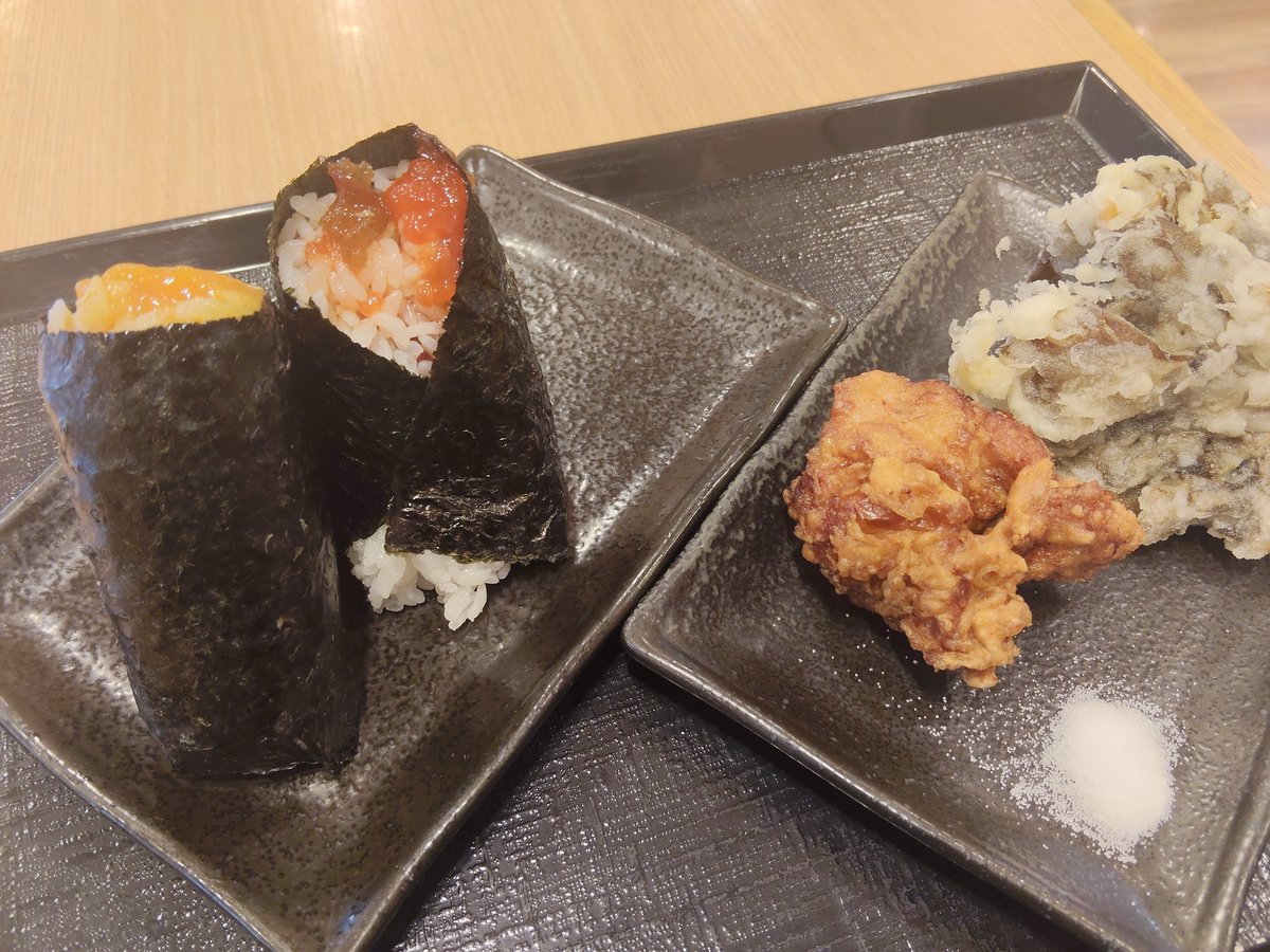 ayapi1106's tweet photo. めっちゃ美味しそうで、おにぎり1つに絞れなかった😣 https://t.co/0Ubh4vgSUn