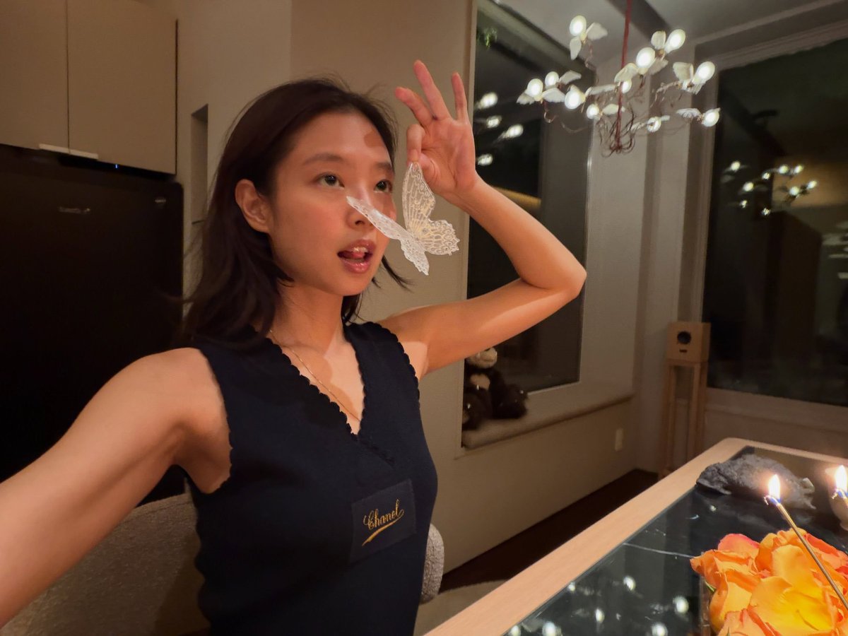 namju8003's tweet photo. 제니 일상 사진 너무 귀엽다 😂❤️

수영장에서는 힙하게, 먹을 때는 사랑스럽게, 집에서는 장난꾸러기ㅋㅋ

무대 밖 제니의 반전 매력!

#제니 #JENNIE #BLACKPINK https://t.co/TD8IJjNBVH