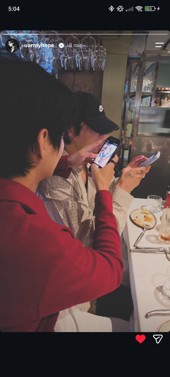 Pao_gg8's tweet photo. yo sabía que ese celular era de kook, me mueron son tan novios https://t.co/I8B0733h08