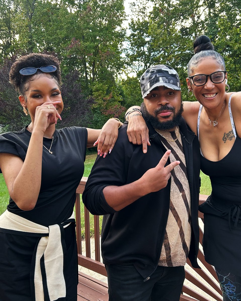 Train357's tweet photo. Be on the lookout from something special by Steph Lova’s #LiveAndDirect on YouTube with an extremely dope Grammy-winning emcee that just might include yours truly at the end of the show! Steph is building a platform with titans!
#KXNGatWork #GodGottaAfroAndGoldHoops #HipHop https://t.co/nFq8LKuCGD