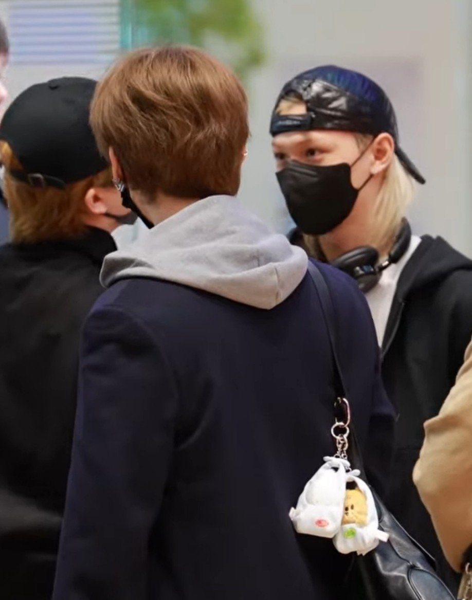 userlinoring's tweet photo. leeknow with the leebit and hanquokka plush keyring on his bag 😭😭 https://t.co/glQCc6Wp7k