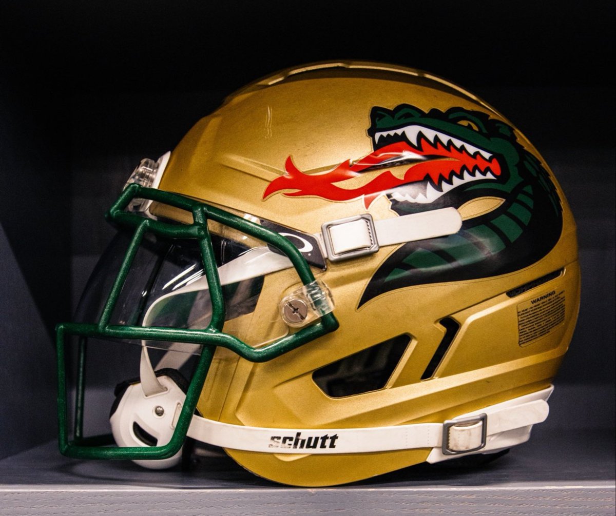 crimsonvad3r's tweet photo. UAB's gold helmets blow Notre Dame's gold helmets out of the water 🐉💪 https://t.co/tKaAiIhwc1