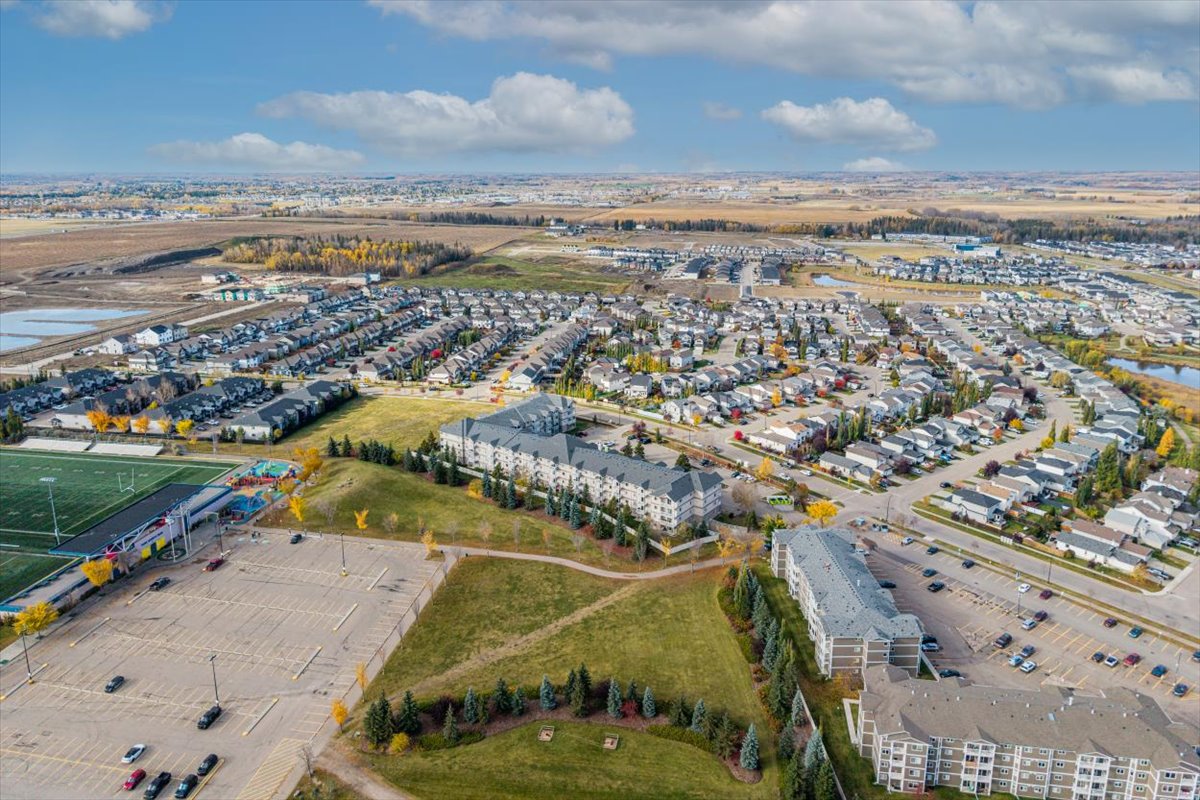 DaveOzubko's tweet photo. 🏡 Condo living in Spruce Ridge! Enjoy 2 beds, 2 baths, an open-concept layout, private balcony, and titled parking. 🌿 Close to shopping, transit &amp; the Tri Leisure Centre!

📩 DM for details or a viewing.

#SpruceGrove #YEGRealEstate https://t.co/H8e7rvV70C