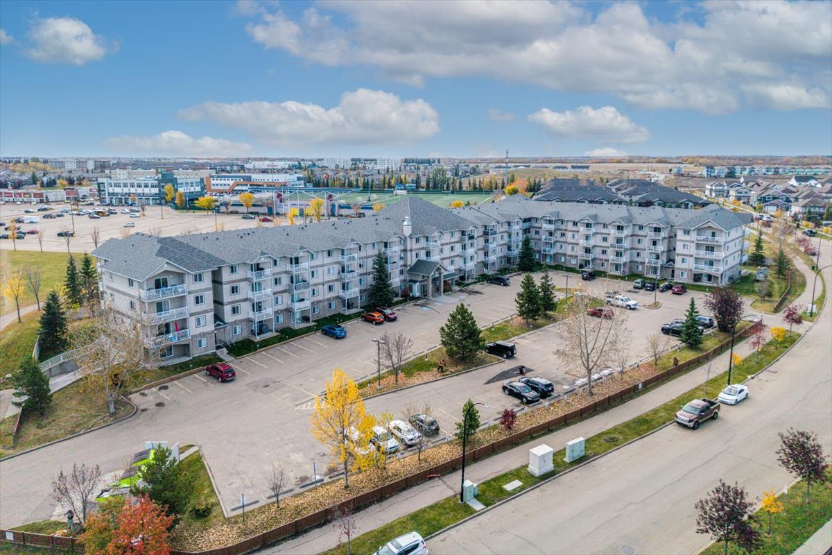 DaveOzubko's tweet photo. 🏡 Condo living in Spruce Ridge! Enjoy 2 beds, 2 baths, an open-concept layout, private balcony, and titled parking. 🌿 Close to shopping, transit &amp; the Tri Leisure Centre!

📩 DM for details or a viewing.

#SpruceGrove #YEGRealEstate https://t.co/H8e7rvV70C