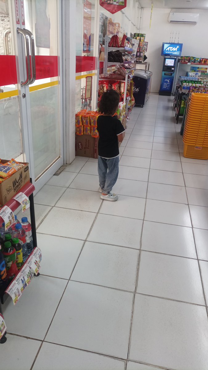 indomiekuw's tweet photo. Gak mau over weight. Kenapa?
Bocil 3 tahun katanya malu kalau bundanya gendut. 😑

Bojo aja gak pernah ngatur, ini bocil yang masih seukuran kurcaci malah bikin bundanya kerja keras buat nurunin berat badan. Tapi dia juga yang bikin bunda seneng jajan. 😩😩😩 https://t.co/rJ3VP5f65m