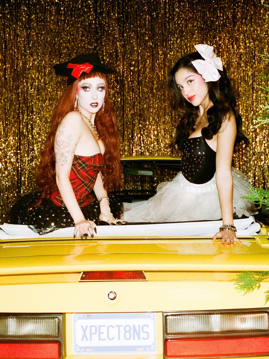 COSMlCSYD's tweet photo. they’re actually so evil for dropping this mv 2 weeks before halloween, these looks would’ve been such fun costumes https://t.co/joYD8iCPlh