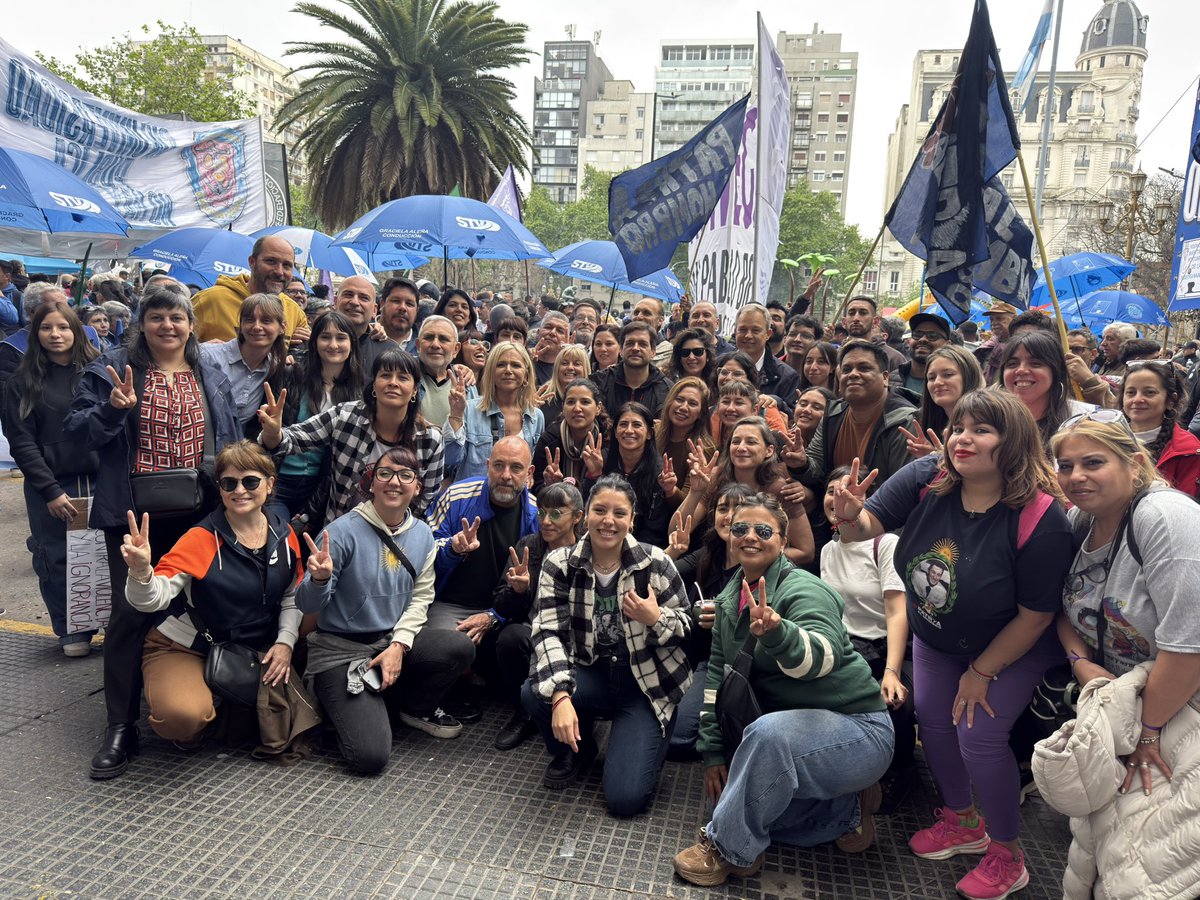 JuanoFabiani's tweet photo. Universidad pública, siempre. 

#MarchaUniversitaria https://t.co/vHAYpjOcMX