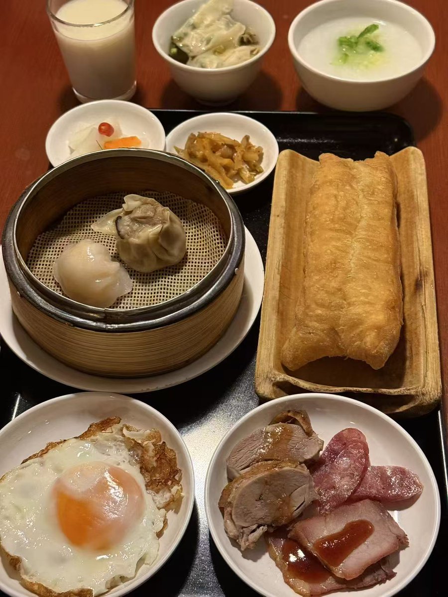 ajiboshudan's tweet photo. 香福味坊全力の朝食セット。８００円。

朝からこのぐらいは行かないと力が出ない！！という量です。内部の人間が言う事ではないのですが、もう少し価格上げても・・・と思いましたが「朝ごはんの価格はこんなもんだ！」という話で８００円９品しかも税込みとなりました。 https://t.co/IMAY6fjwUD
