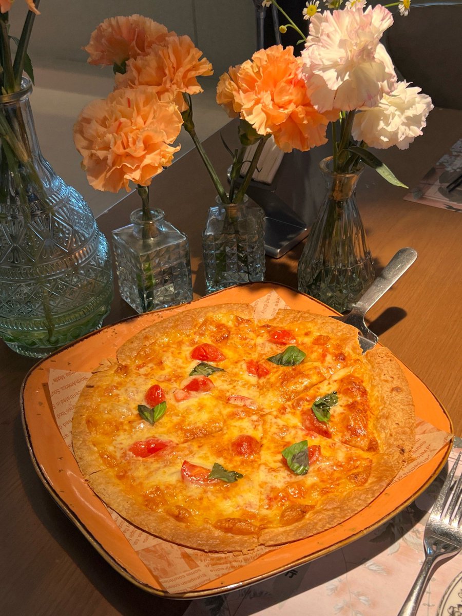 YovanitaSuzet's tweet photo. Just had the cheesiest homemade margherita pizza right out of the oven—crunchy crust, bubbling mozzarella, and fresh basil hits just different on a busy Tuesday. https://t.co/CdBnjSobs0