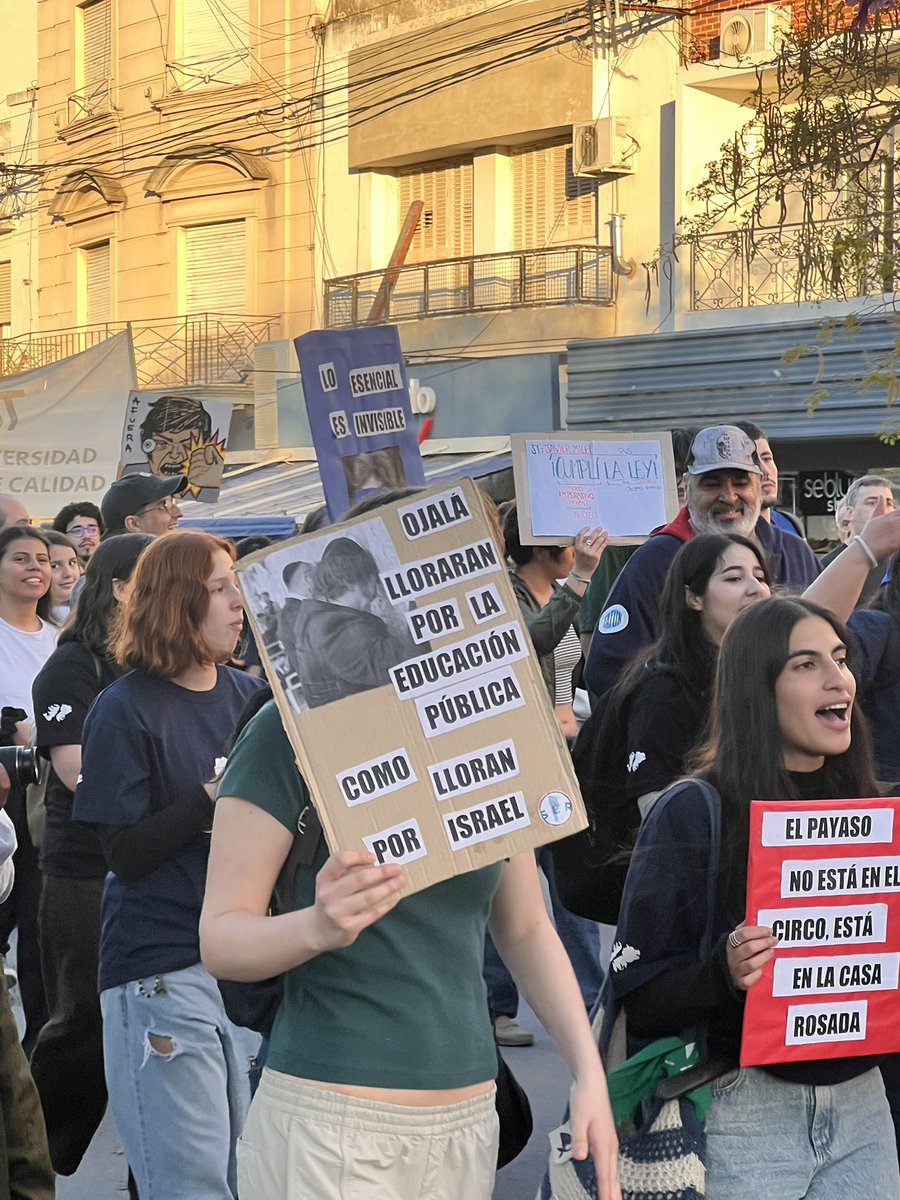 doxxeadiisima's tweet photo. el concepto de que este cartel lo lleva una estudiante de intercambio de estados unidos 🙏🙏el pueblo habla carajo https://t.co/sj78vbld7g