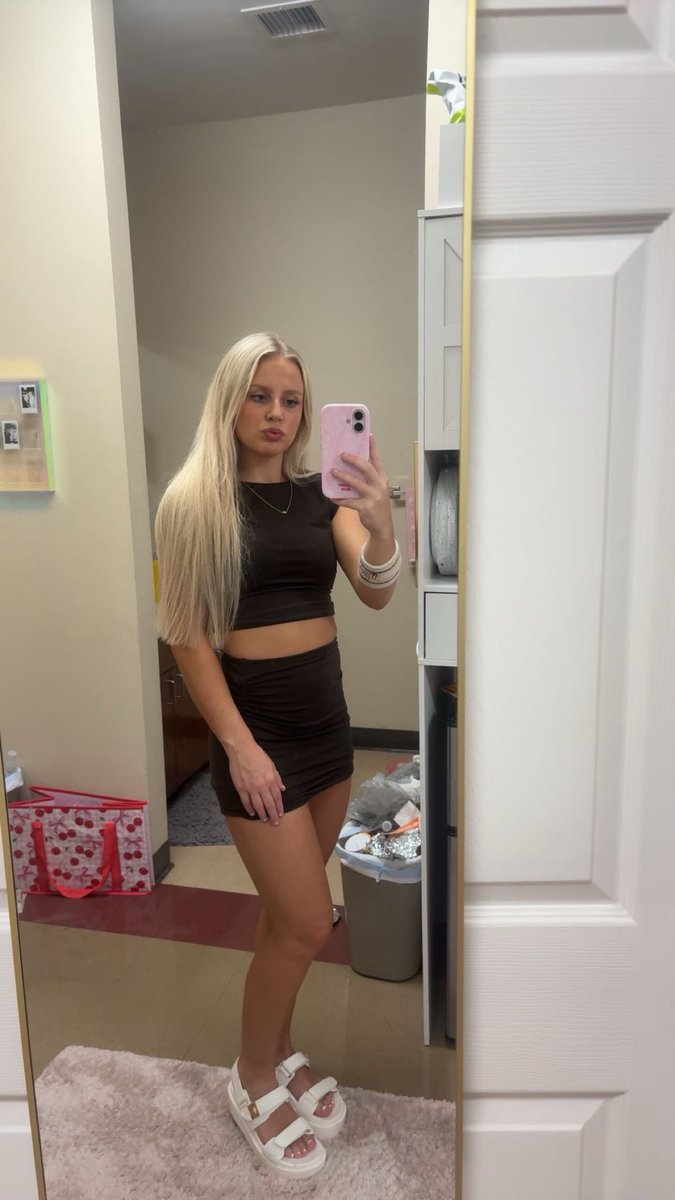 Goddesskenn3dy's tweet photo. Hey losers! Send me money for my night out! https://t.co/cmxGE5BZxb