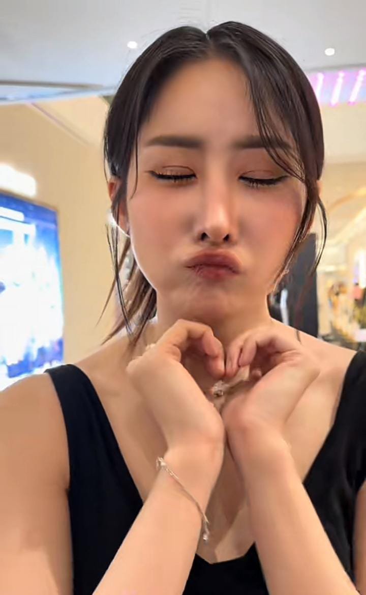 and_alexx's tweet photo. O biquinho de pato presente em mais um evento, ela nunca falha comigo 🙏

YOKO GUERLAIN XMAS PARAGON
#GuerlainSiamParagonxYoko https://t.co/PHkxaYyiJY