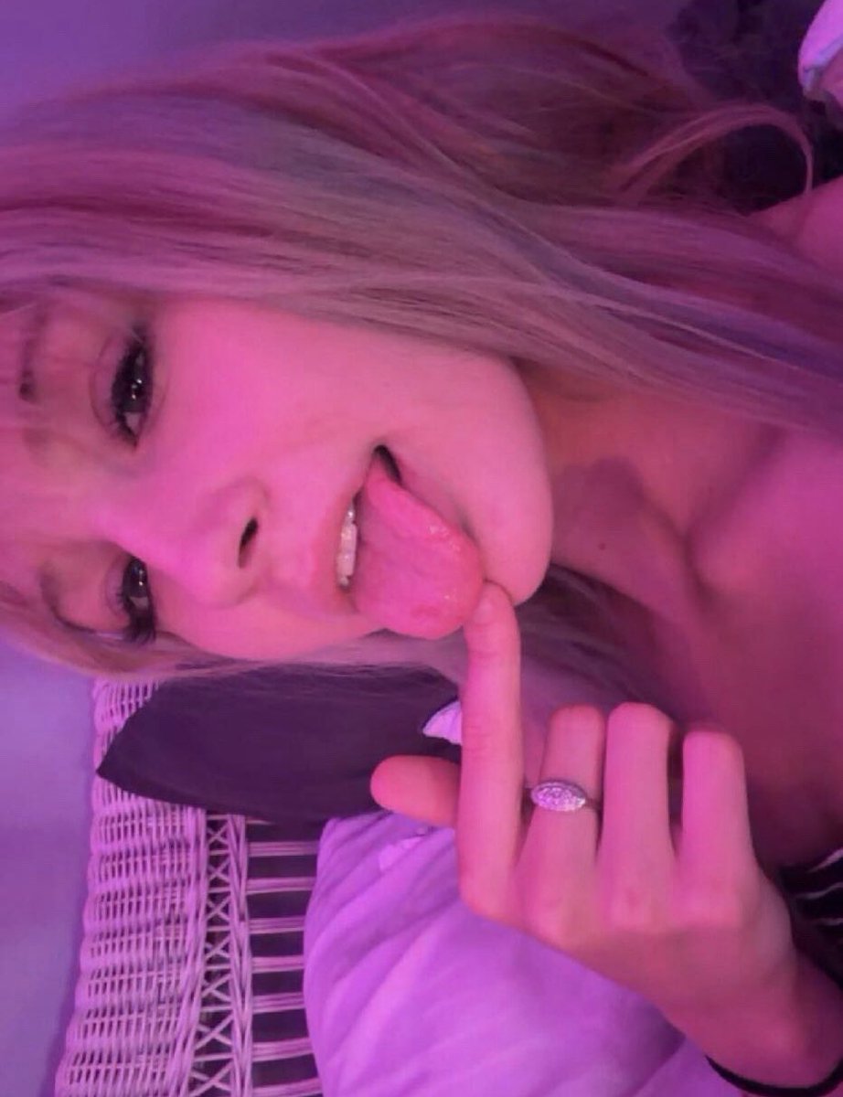 bethlustree's tweet photo. this smile definitely knows something https://t.co/1SxCMAt9T0