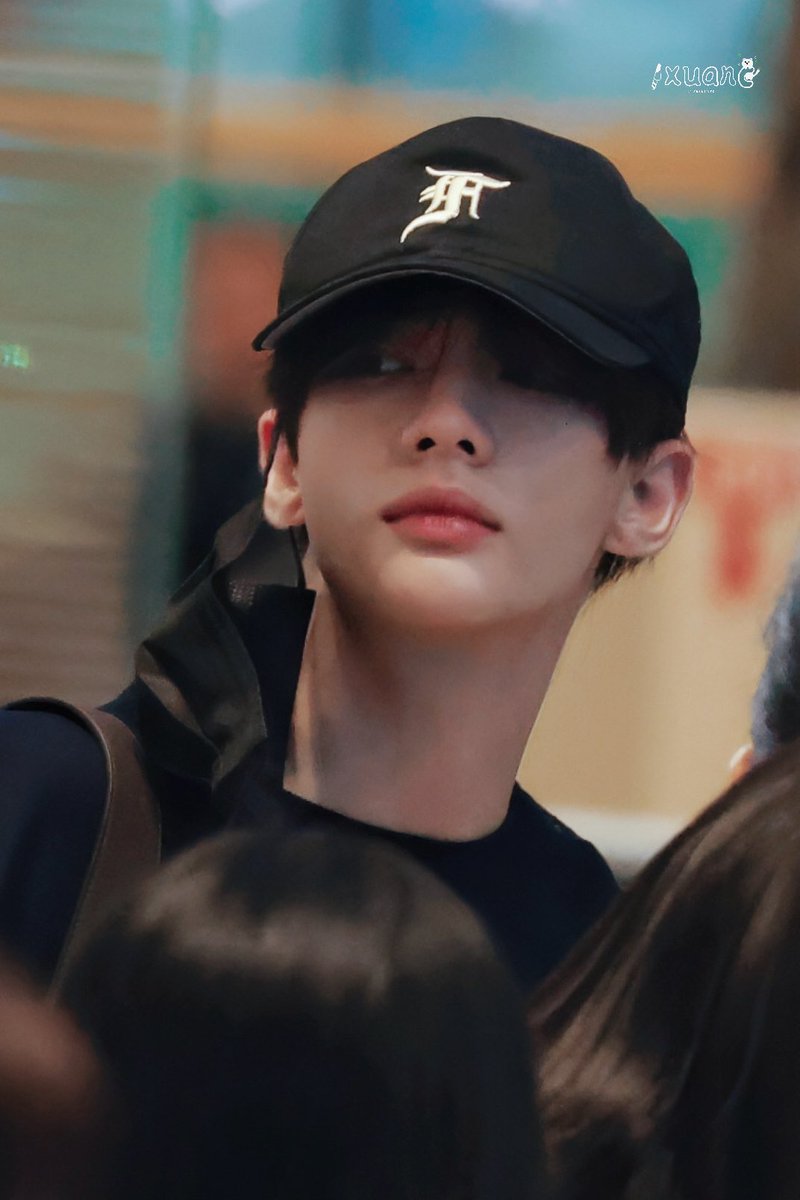 HyunjinFacts's tweet photo. Hyunjin wearing Dior on his way to China for This &amp; That fansign event. 

#HYUNJIN #현진 https://t.co/PA2PRa74y7