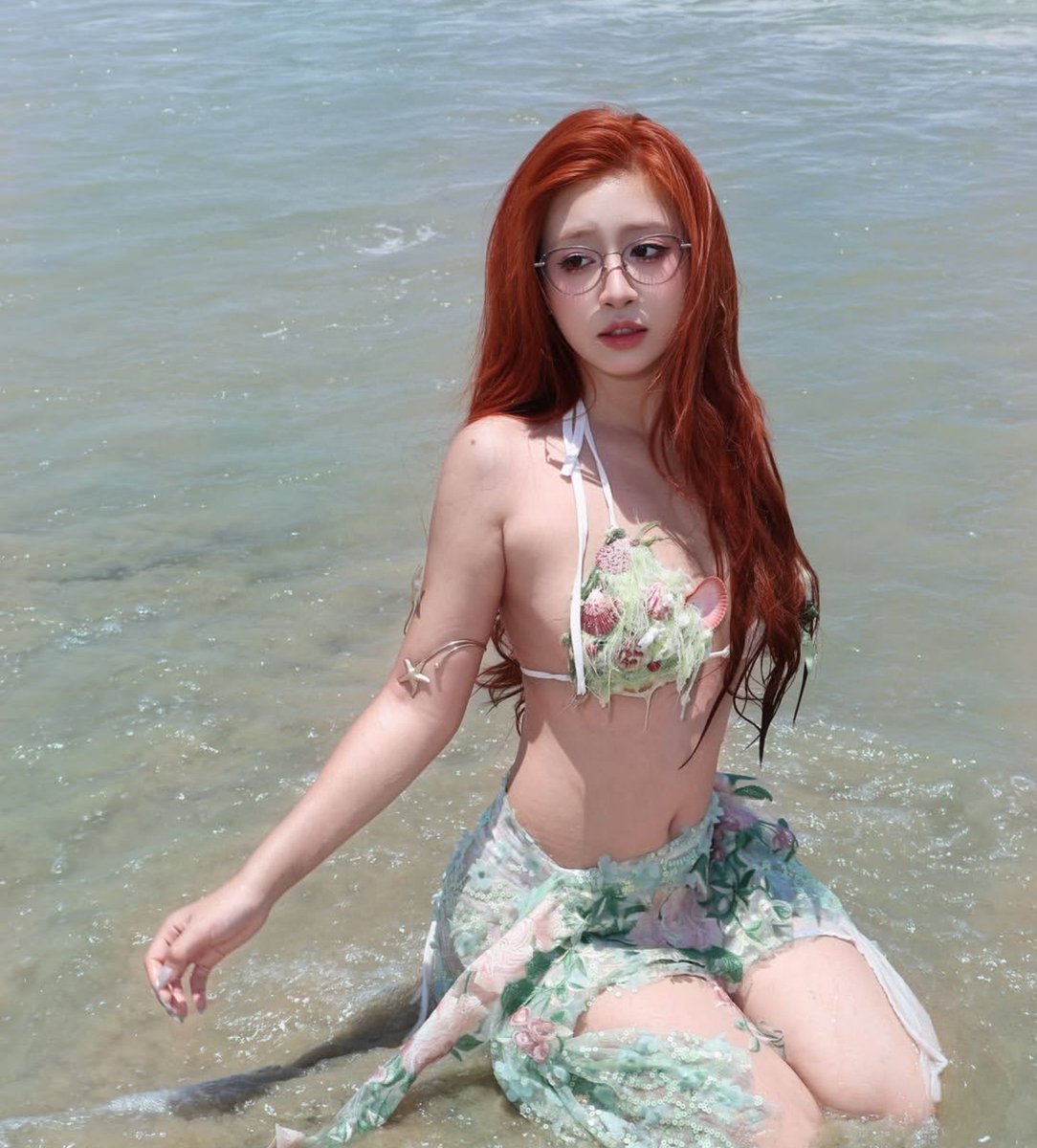 colinhnhiixinh's tweet photo. Con đĩ lạnh lùng nhất tiktok chỉ cần ra biển là biến thành con đĩ dâm,với bộ  bikini mỏng dính, cô xoa lồn ướt sũng ngay trước mặt đàn ông lạ để mời gọi rồi gạ địt, rên rỉ xin đc xuất tinh đầy lồn giữa ban ngày, dâm đến mức chỉ cần tinh để sống https://t.co/7dGiiVpkGh