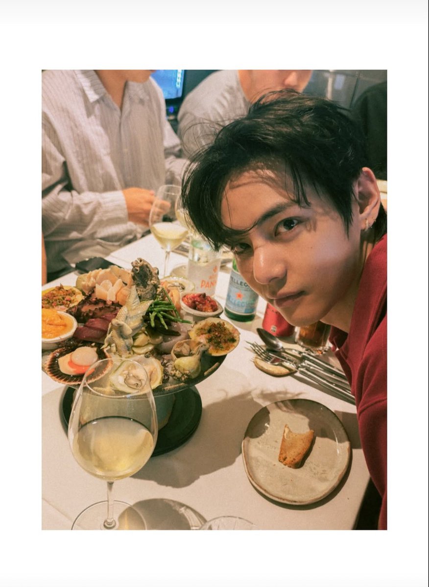 stillwtaekook's tweet photo. it's giving "sayo na camera ko, pati ako" https://t.co/7kd1QaOYWK