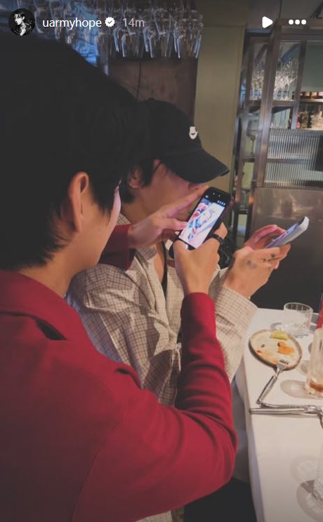 proudbaangtan's tweet photo. Jungkook yemeği çekiyo, taehyung jungkook'u yemeği çekerken çekiyo, hobi de jungkook'u çeken taehyung'u çekiyo NOLUYO AHHAHQBAIKS https://t.co/DsobiJZaTS