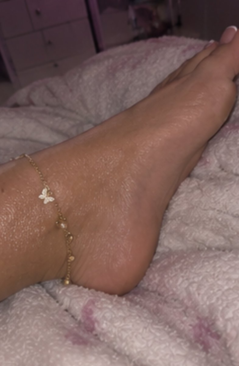 PrincessSole99's tweet photo. #onlyfeet #frenchtips #pedicures #feetfetısh #feetcontent https://t.co/o1Ylzyh8PY