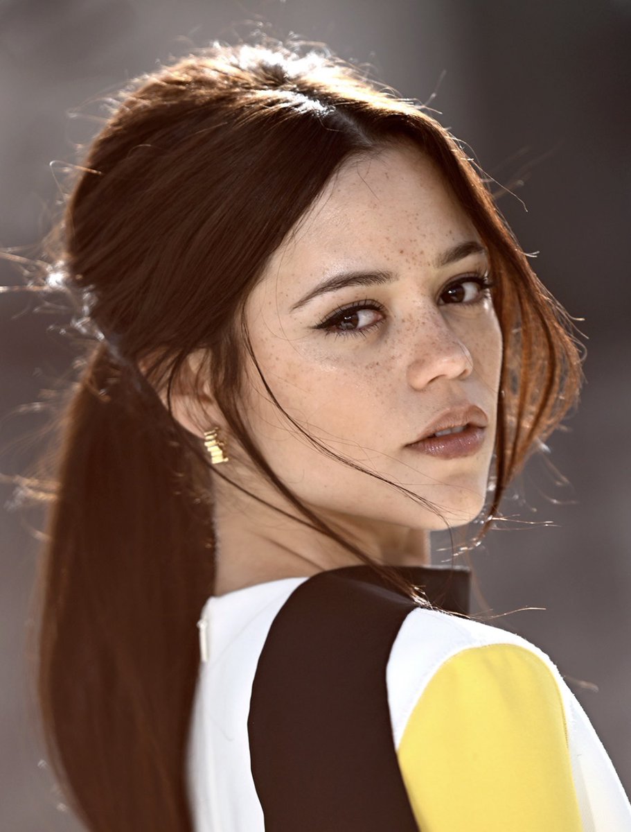 JJdrkowiak's tweet photo. She’s serving look after look, I literally can't look away 🫠💛 https://t.co/ZI0cSDFjTR