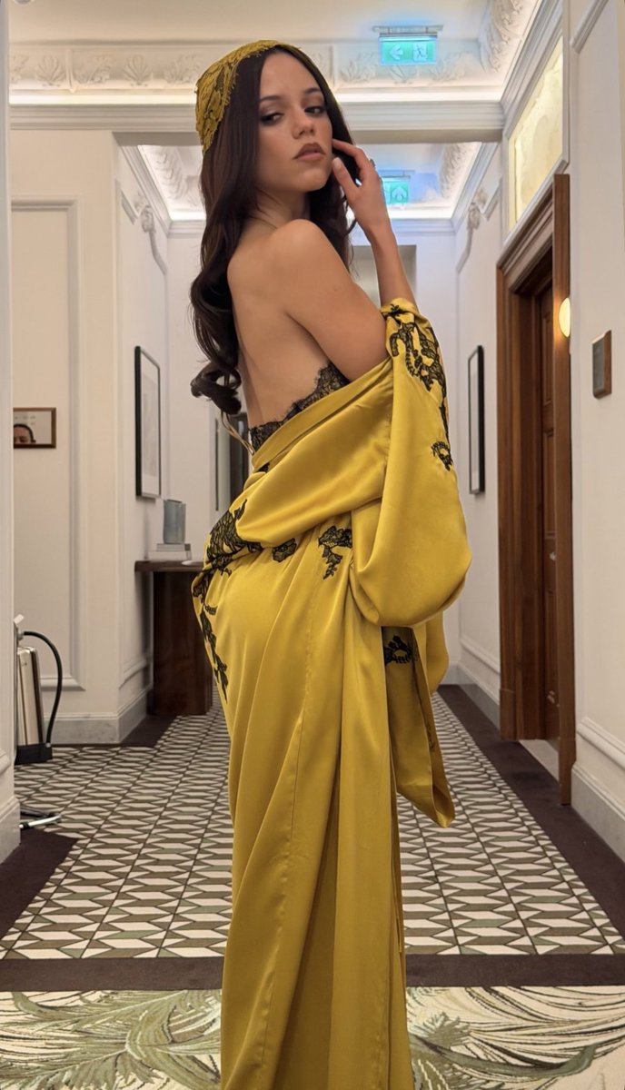 JJdrkowiak's tweet photo. She’s serving look after look, I literally can't look away 🫠💛 https://t.co/ZI0cSDFjTR