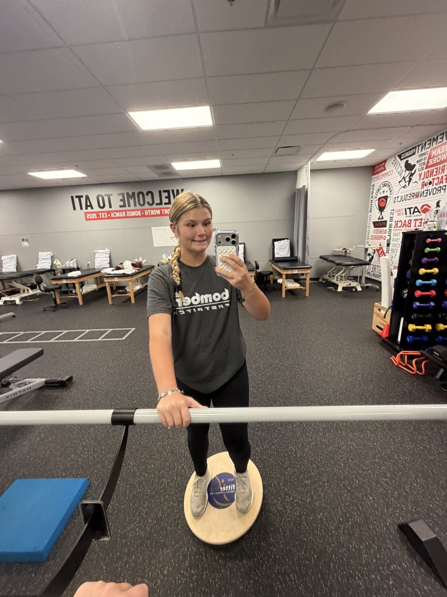 ECNeill2029's tweet photo. Today I am thankful for my physical therapist, Sara. I’m working hard twice a week on top of practices, upper body lifting and modified lessons to get my ankle back to “normal” and pain free. 😁 the therapies at the end are 💯. Thankful I could play last night! 💪 https://t.co/E0ipgSaqUF