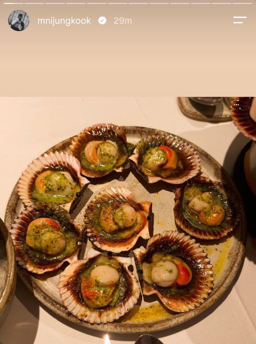 koovarbie's tweet photo. JUNGKOOK TAKING PICTURES OF HIS TONIGHT'S MEAL 😍 https://t.co/kG51Rmk0Ym