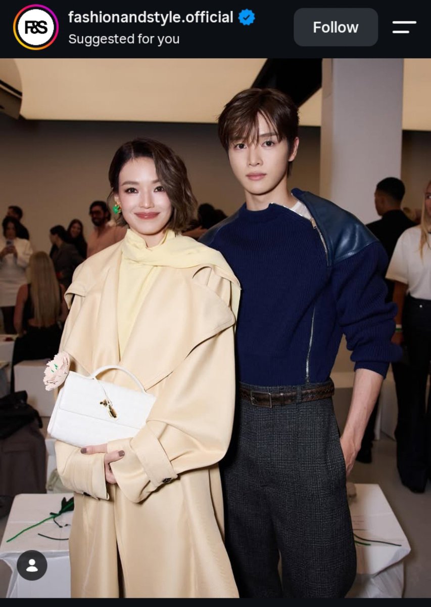 sungchanlands's tweet photo. 📸 261016  fashionandstyle.official Instagram Update mentioned #SUNGCHAN 

"The physiques everyone’s talking about lately ❤️ Bottega’s finest!"

Bold fits and minimal touches complete the look ❤️✨ Bottega Veneta and its ideal male muses.

Bottega Veneta’s ambassador lineup showcases a distinct aesthetic. Standing over 190 cm tall with striking physiques that have captivated fans worldwide, Jacob Elordi and Sungchan of RIIZE are two standout examples.

With their broad shoulders and well-defined proportions, they bring designer Louise Trotter’s oversized fits and tailored silhouettes to life effortlessly.

Their style combines masculine charisma, boyish charm, and understated elegance, making every outfit look effortlessly cool while inspiring a genuine desire to own the pieces themselves.

Just as Jacob Elordi turned the Andiamo bag into a major trend, these two embody the perfect physiques to bring Bottega Veneta’s minimalist aesthetic to life.

#RIIZE #라이즈 #성찬 #ソンチャン